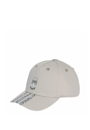 Casquette grise à visière plate, ornée d'un logo graphique sur le devant et d'un bandeau à motif le long de la visière. Tissu texturé et détails de couture visibles.