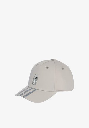 Cappello grigio con visiera piatta, caratterizzato da un logo grafico sulla parte anteriore e una banda decorata lungo la visiera. Tessuto testurizzato e dettagli di cucitura visibili.