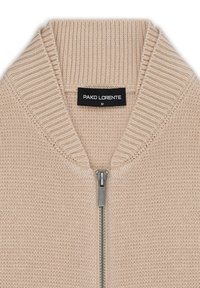 Beżowy sweter z dzianiny z wysokim kołnierzem, wyposażony w srebrny suwak i żeberkowane akcenty. Etykieta z napisem "PAKO LORENTE", rozmiar M. Miękka faktura.