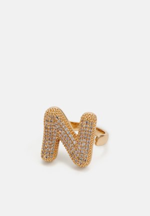 Goldfarbener Ring mit einem Blockbuchstaben 'N' Design, besetzt mit zahlreichen kleinen klaren Edelsteinen für zusätzlichen Funkeln.