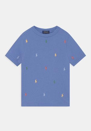 Blå kortærmet børnet-shirt med flerfarvede, broderede polo-spillerlogoer spredt over stoffet og rund halsudskæring.