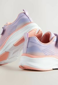 Baskets légères présentant un dégradé de teintes violettes et roses, tige en mesh, semelle rembourrée et accents texturés pour un meilleur soutien.