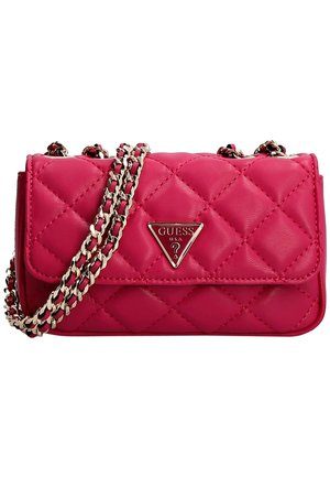 Gewatteerde roze leren schoudertas van Guess met een kettingriem in goudkleur en een driehoekige logoplaat op de voorsluiting.