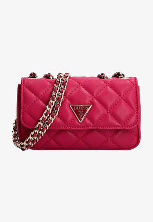 Sac bandoulière matelassé en cuir rose de Guess avec une lanière en chaîne dorée et une plaque logo triangulaire sur le rabat avant.