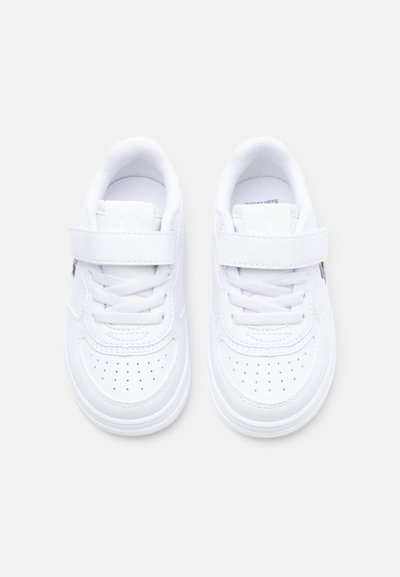 Ζευγάρι μικρά λευκά παιδικά αθλητικά παπούτσια με λουριά βέλκρο και κορδόνια, εμφανιζόμενα από πάνω σε απλό ανοιχτό φόντο.