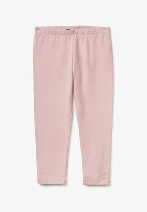 Lichtroze kinderleggings met elastische tailleband en klein logo vlak bij de onderzoom van één been, plat gelegd op een witte achtergrond.