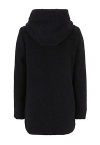 Abrigo negro con capucha de tela texturizada. Presenta un corte holgado y diseño sencillo. La parte trasera muestra una silueta limpia sin hebillas visibles.