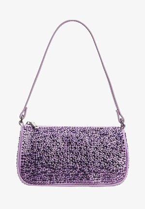 Sac à main violet avec une base en cuir lisse ornée de strass violets, une fine bandoulière et une forme rectangulaire épurée.