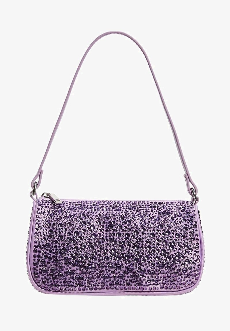 Sac à main violet avec une base en cuir lisse ornée de strass violets, une fine bandoulière et une forme rectangulaire épurée.