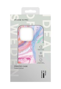 Etui do iPhone 16 Pro z pastelowym wzorem marmuru, z wirującymi odcieniami różu, niebieskiego i białego. Smukły profil, wykonane z materiałów pochodzących z recyklingu.