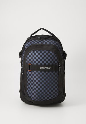 Juodas ir mėlynas languotas kuprinės iš audinio, turintis didelį užtrauktuko kišenę, reguliuojamus dirželius ir oranžinę detalę priekyje.