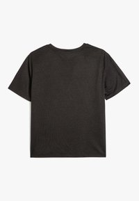Mørkegrå kortærmet t-shirt med rund hals, lavet af blødt stof, med en glat tekstur og et regular fit design.