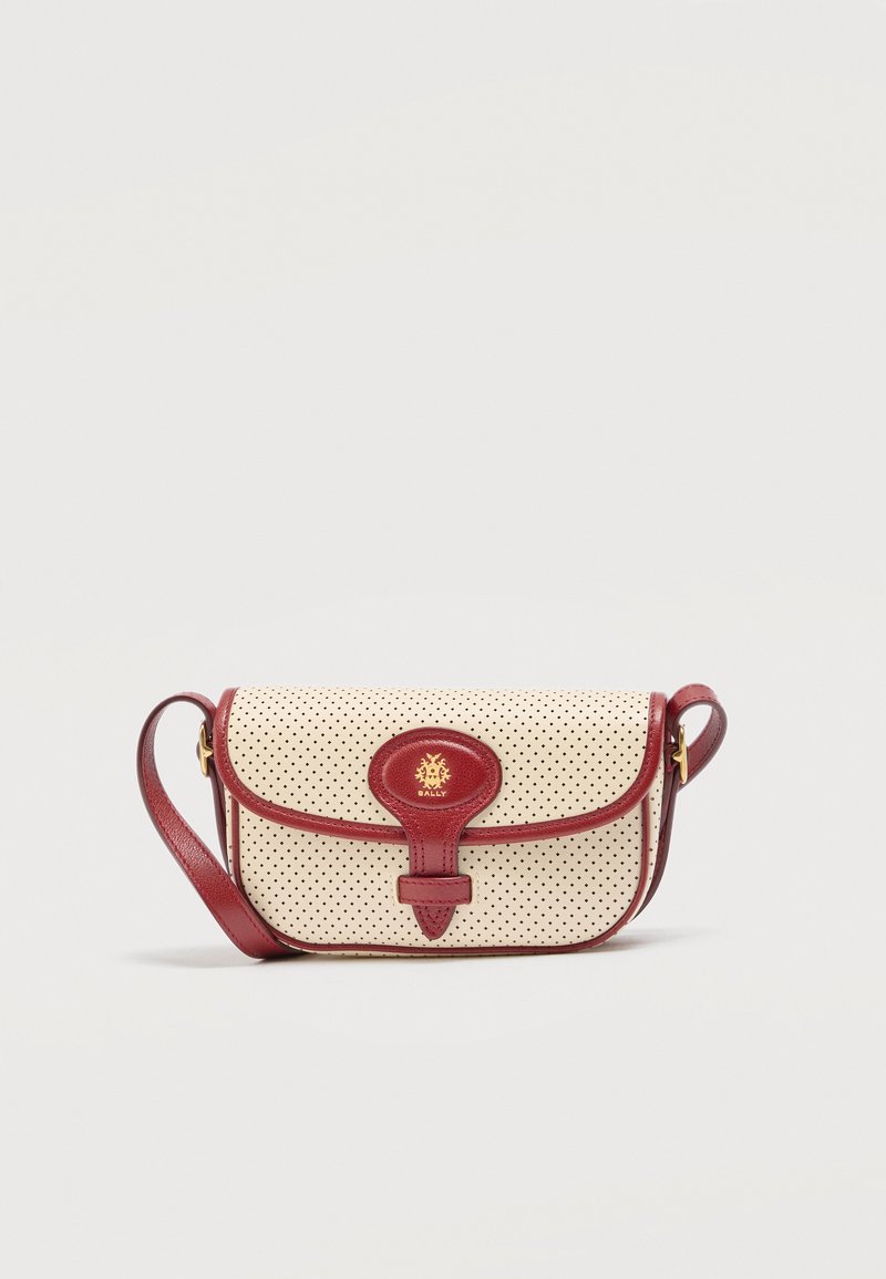 Τσαντάκι ώμου από κρεμ δέρμα με διάτρητο σχέδιο, κόκκινη επένδυση, λουρί και χρυσό λογότυπο στο μπροστινό καπάκι.