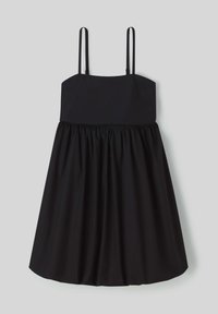 Robe noire avec des fines bretelles, un corsage ajusté et une jupe froncée. Fabriquée dans un tissu lisse, la conception présente un style minimaliste.