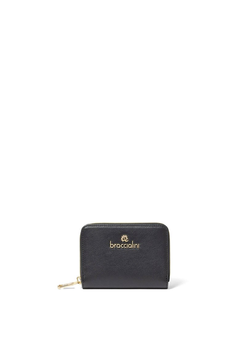 Portafoglio in pelle nera con chiusura a zip, hardware dorato e logo impresso. Texture liscia e forma rettangolare, adatta per carte e contante.