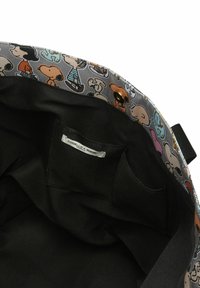 Bunt gefütterte Innen Tasche mit Cartoon-Charakteren auf einem grauen Stoff, mit schwarzem Futter und einer kleinen Innentasche. Goldener Druckknopfverschluss.