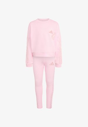 Ensemble sweat-shirt à manches longues et leggings rose clair avec des motifs subtils de rayures léopard et de petits logos sur la poitrine et la cuisse.