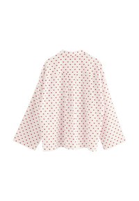 Witte blouse met lange mouwen en knopen, met rood hartjespatroon, gezien van achteren, met kraag en losse pasvorm.