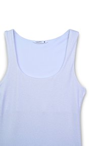 Jasnolawendowy top bez rękawów wykonany z miękkiej, gładkiej tkaniny. Posiada szeroki dekolt i subtelny, błyszczący teksturę. Metka widoczna z tyłu.