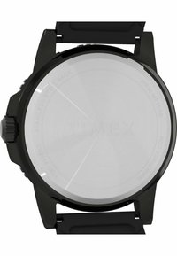 Cassa dell'orologio nera rotonda con un retro in acciaio inox. Presenta un cinturino nero testurizzato. I dettagli incisi includono il nome del marchio e la certificazione di impermeabilità.