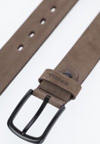 Cinturón de ante marrón con hebilla metálica negra, que cuenta con múltiples agujeros de ajuste y un accesorio de bucle con marca para un cierre seguro.