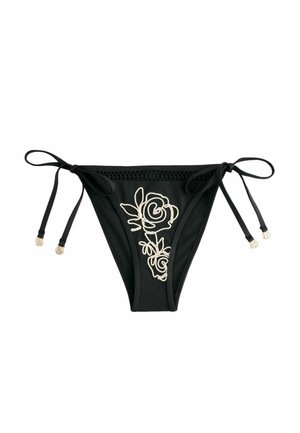 Slip de bikini negru cu legături pe părți și broderie florală deschisă la culoare în partea din față, în centru.