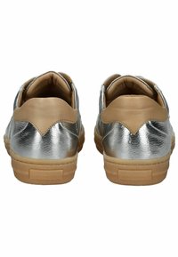 Sneaker in pelle argentata con dettagli beige, forma arrotondata, superficie texturizzata e suola in gomma. La vista posteriore mostra dettagli cuciti e un interno morbido.