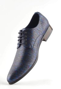 Blauw geweven leren schoen met een gladde textuur, ronde neus, vetersluiting met vijf oogjes en een contrasterende houten hak.