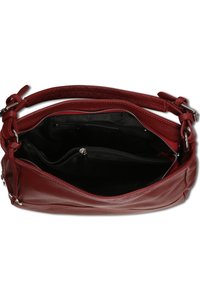 Rode lederen handtas met een gestructureerde oppervlakte, ritsluiting en een zwarte binnenkant; beschikt over twee compartimenten en een ritszak.