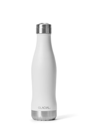 Weiße, isolierte Wasserflasche aus Edelstahl mit silbernem Schraubverschluss und "GLACIAL"-Logo nahe dem Boden, steht aufrecht vor weißem Hintergrund.