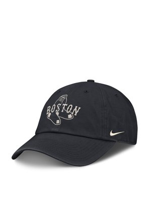 Cappellino da baseball nero con testo bianco "Boston" e logo calzini sul davanti, e un piccolo swoosh bianco Nike sul lato.