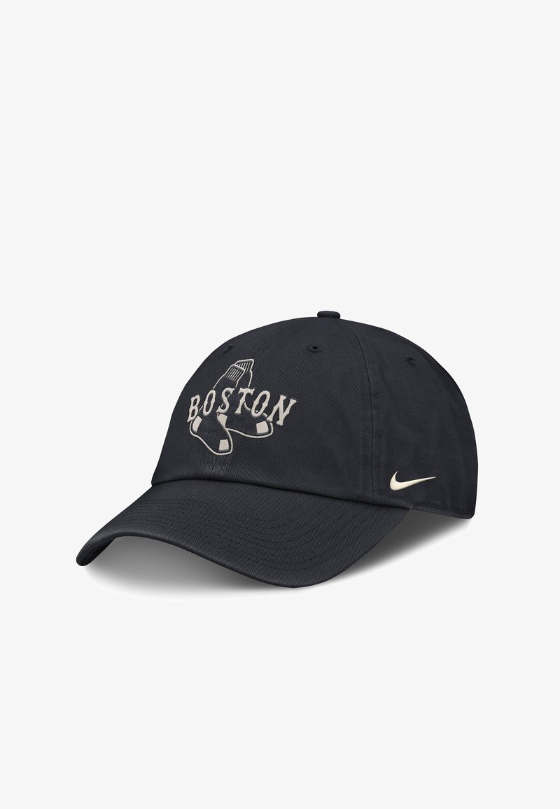 Casquette de baseball noire avec texte blanc "Boston" et logo chaussettes à l'avant, et un petit swoosh blanc Nike sur le côté.