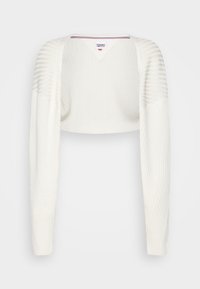 Weißer, cropped Pullover mit gerippter Textur, langen Ärmeln und V-Ausschnitt. Die Ärmel haben ein dezentes Streifenmuster an den Schultern.