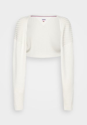 Pull court blanc avec une texture côtelée, des manches longues et un col en V. Les manches présentent un motif de rayures subtils au niveau des épaules.