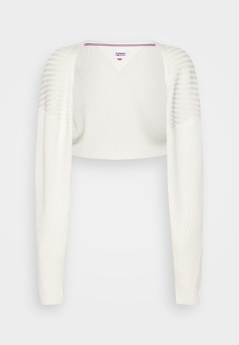Weißer, cropped Pullover mit gerippter Textur, langen Ärmeln und V-Ausschnitt. Die Ärmel haben ein dezentes Streifenmuster an den Schultern.