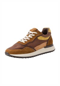 Sneaker in suede marrone e mesh con lacci bianchi, accentuata da sezioni marrone chiaro e gialle. Suola in gomma spessa con battistrada testurizzato.