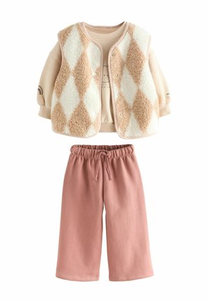 Ensemble pour tout-petit avec une chemise beige à manches longues, un gilet en polaire à motif losange beige et blanc, et un pantalon large à taille élastique rose poussiéreux.