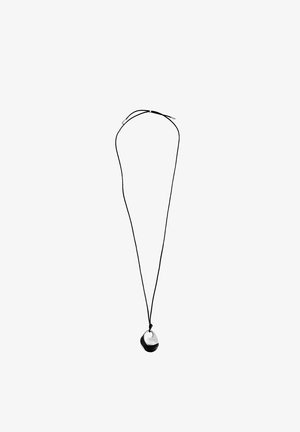 Collier à cordon noir avec un pendentif bicolore, doté d'un dessus argenté lisse et d'un dessous noir mat, créant un design moderne et minimaliste.