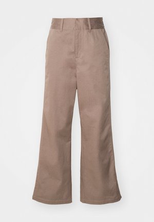 Pantalones de algodón marrón de pierna ancha con cintura alta, bolsillos frontales y una textura suave. El dobladillo es ligeramente acampanado.