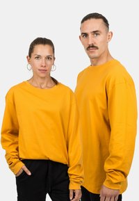 Blackskies - OVERSIZED LONG SLEEVE UNISEX - Tops ar garām piedurknēm - mustard Miniatūras attēls 1