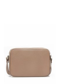 Mała prostokątna beżowa skórzana torba na ramię z zamkiem błyskawicznym i regulowanym paskiem na białym tle.
