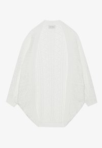 Biała, otwarta kardigan wełniany z plecionymi wzorami i prążkowanymi akcentami na rękawach i dolnej krawędzi, wykonany z miękkiego i lekkiego materiału.