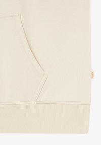 Beige sweatstof met een voorvak in kangoeroestijl en een geribde zoom, met een klein beige en oranje stoffen label aan de zijkant.