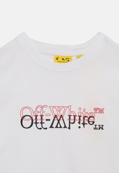 Άσπρο T-shirt με στρογγυλή λαιμόκοψη και επικαλυπτόμενο κόκκινο και μαύρο κείμενο "Off-White™" τυπωμένο μπροστά, με κίτρινη εσωτερική ετικέτα.