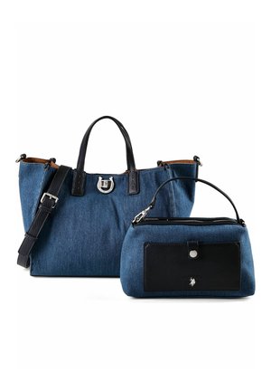 Dos bolsos de denim azul con asas y detalles en cuero negro, uno tipo tote con correa para el hombro y uno más pequeño con un bolsillo delantero.