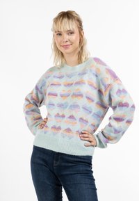 Minzgrüner Pullover mit strukturiertem Strickmuster, das mehrfarbige Herzformen in Pink, Lila und Orange zeigt. Mit gerippten Bündchen und Saum.