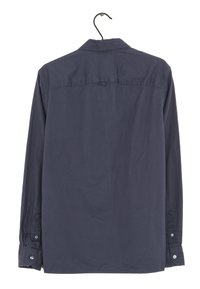 Camicia a maniche lunghe blu scuro con colletto a bottoni, taglio dritto e polsini con bottone. Texture liscia con dettagli minimi.