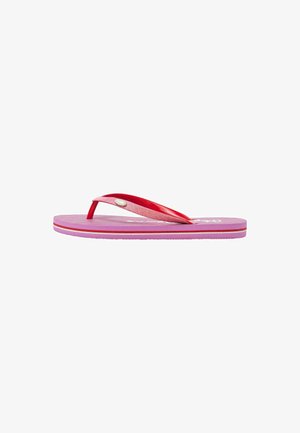 Flip-flop med en rosa tekstureret sål og røde glansfulde remme. Fremhævet med en lille sølvdetalje og lagdelt farvedesign på sålen.