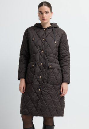 Brauner gesteppter Mantel mit Kapuze, ausgestattet mit goldfarbenem Zubehör, zwei Fronttaschen und einer längeren Silhouette mit rautenförmiger Steppung.