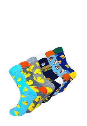 Syv farverige sokker med mønstre af gummibadeænder, cheeseburgere, pizza, hotdogs, pomfritter og burgere arrangeret i en række.